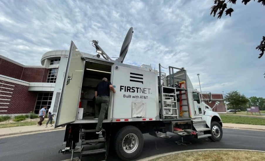 A FirstNet truck